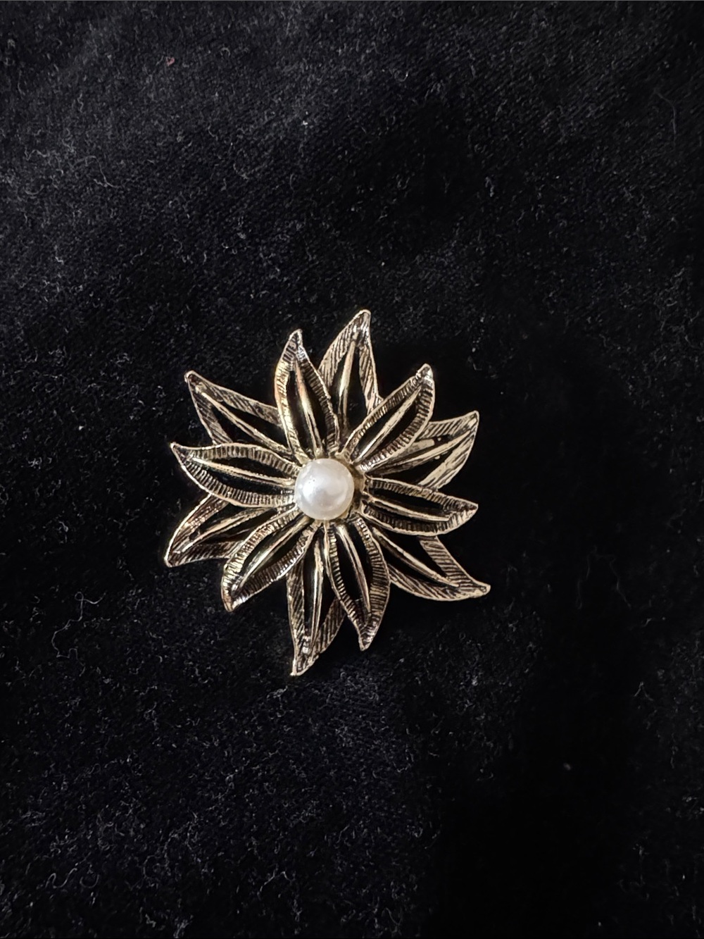 VINTAGE FLORAL BROOCH WITH PEARL ACCENT